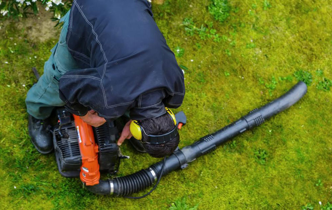 Tips to use a leaf blower effectively