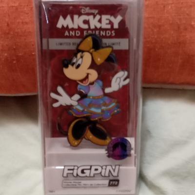 Disney Toys | Fig Pin | Color: Blue/Gold | Size: Osbb